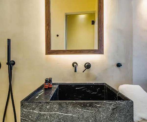 Phaos 1870, A Restored Winery Hotel Pýrgos